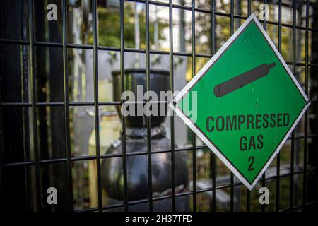 CO2-Gasflaschen im Lagerhof. Gasförmige Chemikalien in Stahlflaschen gelagert. Stockfoto