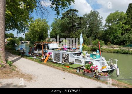 Boot auf dem Canal du Midi im Departement Aude, Region Oczitanie, Südfrankreich. Französischer Wasserkanal und Wasserstraße für Urlaub auf Lastkahn Stockfoto