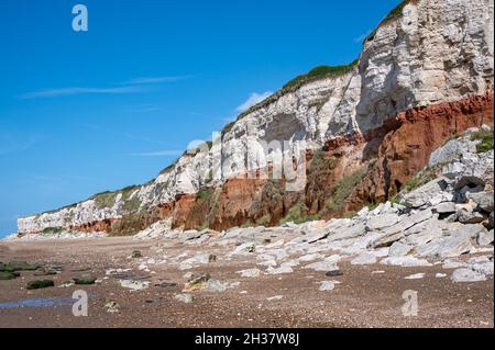 Rot-weiß gestreifte Klippen in Hunstanton, Norfolk, verursacht durch Schichten von unterschiedlich gefärbten Felsen Stockfoto