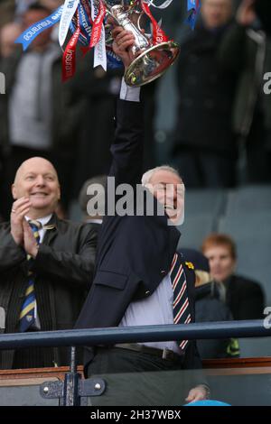 20.03.2011 Co-operative Insurance Cup Finale aus Hampden Park in Glasgow. Celtic / Rangers. Das Bild zeigt Rangers-Manager Walter Smith, der mit dem Scottish League Cup feiert. Stockfoto