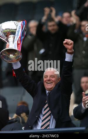 20.03.2011 Co-operative Insurance Cup Finale aus Hampden Park in Glasgow. Celtic / Rangers. Das Bild zeigt Rangers-Manager Walter Smith, der mit dem Scottish League Cup feiert. Stockfoto