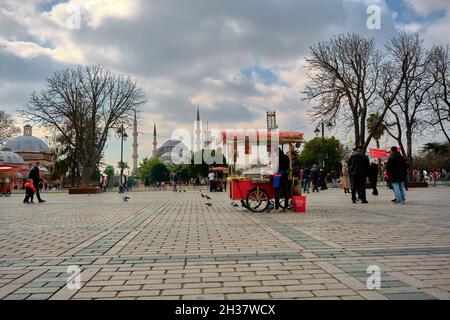 Ein Straßenverkäufer verkaufte vor der Hagia sophia-Moschee auf dem sultanahmet-Platz Kastanien und Mais Stockfoto