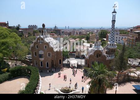 Blick auf die Stadt und die Skyline von Barcelona, Spanien vom Parc Güell (oder Park Güell) aus gesehen. Berühmte spanische Stadt in Katalonien als Touristenattraktion und Reise Stockfoto