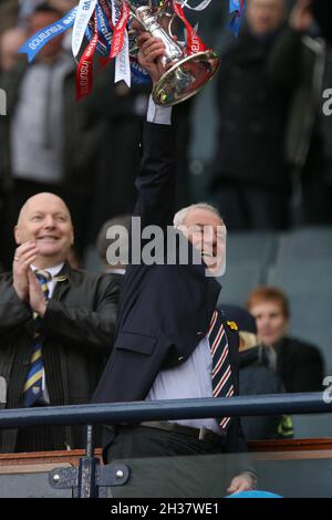 20.03.2011 Co-operative Insurance Cup Finale aus Hampden Park in Glasgow. Celtic / Rangers. Das Bild zeigt Rangers-Manager Walter Smith, der mit dem Scottish League Cup feiert. Stockfoto