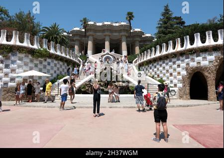Stadtansicht von Barcelona, Spanien mit Menschen und Touristen, die den Parc Güell (oder Park Güell) von Antoni Gaudí besuchen. Berühmte spanische Stadt in Katalonien Stockfoto
