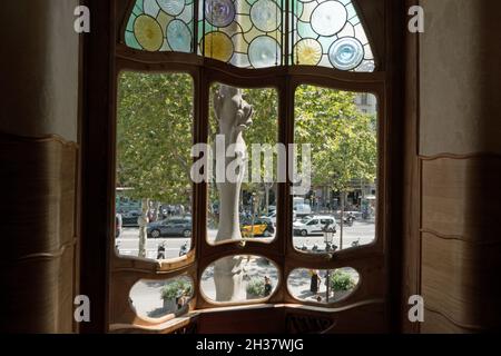 Stadtansicht von Barcelona, Spanien von der Casa Batlló (Casa Batllo) aus gesehen. Berühmte spanische Stadt in Katalonien als Touristenattraktion und Reiseziel Stockfoto