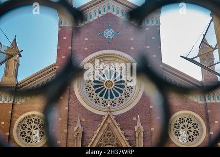 Kirche des heiligen Antonius von Padua (St. Antuan Katolik Kilisesi), Istanbul hinter den Zäunen am frühen Morgen Stockfoto