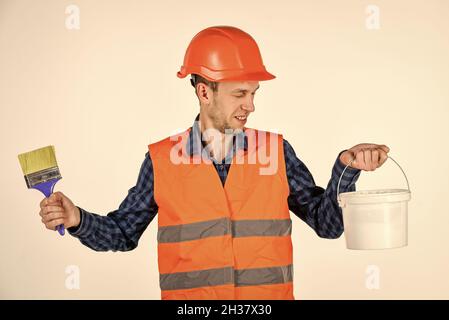 Echter Maler Arbeiter im Helm. Zimmermann bereit zu arbeiten. Bauwerkzeug Reparaturausrüstung. Junger Arbeiter ist Ingenieur Assistent. Reparaturmeister in Uniform. Mann Stockfoto