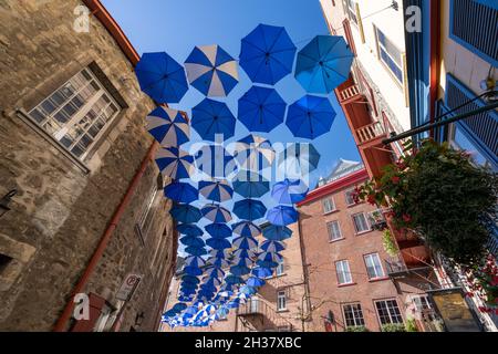 Umbrella Alley. Blick auf die Altstadt von Quebec City am sonnigen Herbsttag. Kanada. Stockfoto