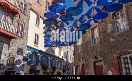 Umbrella Alley. Blick auf die Altstadt von Quebec City am sonnigen Herbsttag. Kanada. Stockfoto