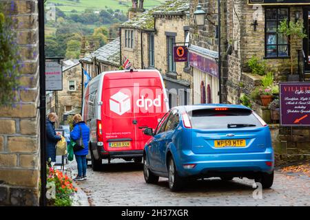 DPD Lieferwagen blockiert eine schmale Gasse in Haworth, Yorkshire, UK 2021 Stockfoto