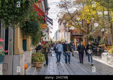 Menschen, die während der Pandemie des Covid-19 auf der Straße des Quartier du Petit Champlain spazieren gehen. Eine kleine Handelszone in Quebec City. Stockfoto