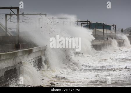 Saltcoats, Großbritannien. Oktober 2021. Starke Winde, die an der Westküste von Ayrshire, Schottland, über 50 km/h stürzten, verursachten Wellen von etwa 20 Metern Höhe, die in die Promenade an der Seaview Road, dem beliebten Steway zwischen Saltcoats und Stevenston, einstürzten., Quelle: Findlay/Alamy Live News Stockfoto