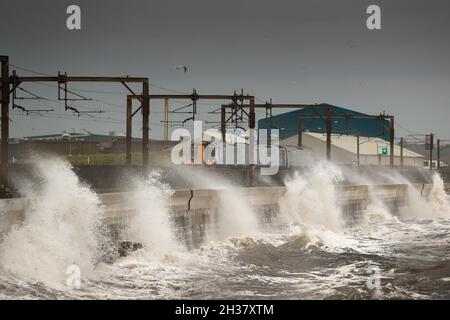 Saltcoats, Großbritannien. Oktober 2021. Starke Winde, die an der Westküste von Ayrshire, Schottland, über 50 km/h stürzten, verursachten Wellen von etwa 20 Metern Höhe, die in die Promenade an der Seaview Road, dem beliebten Steway zwischen Saltcoats und Stevenston, einstürzten., Quelle: Findlay/Alamy Live News Stockfoto