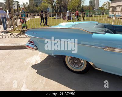 AVELLANEDA - BUENOS AIRES, ARGENTINIEN - 27. Sep 2021: Aufnahme von 1961 Dodge Dart Phoenix Cabriolet Oldtimer von Chrysler. Schwanz. Rückansicht. Expo Stockfoto