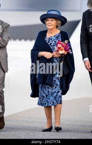Dordrecht, Niederlande, 26. Oktober 2021, Prinzessin Beatrix der Niederlande in Dordrecht, am 26. Oktober 2021, um die Prins Claus brug zu öffnen, die Fußgänger- und Fahrradbrücke über den Wantij verbindet den neuen Stadtteil Stadswerf mit dem Stadtzentrum Foto: Albert Nieboer/Niederlande OUT/Point de Vue OUT Stockfoto