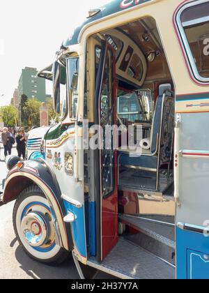 AVELLANEDA - BUENOS AIRES, ARGENTINIEN - 27. Sep 2021: Daimler Mercedes Benz 911 Bus für den öffentlichen Personenverkehr in Buenos Aires. Tür. Traditionelles f Stockfoto