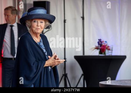 Dordrecht, Niederlande, 26. Oktober 2021, Prinzessin Beatrix der Niederlande in Dordrecht, am 26. Oktober 2021, um die Prins Claus brug zu öffnen, die Fußgänger- und Fahrradbrücke über den Wantij verbindet den neuen Stadtteil Stadswerf mit dem Stadtzentrum Foto: Albert Nieboer/Niederlande OUT/Point de Vue OUT Stockfoto