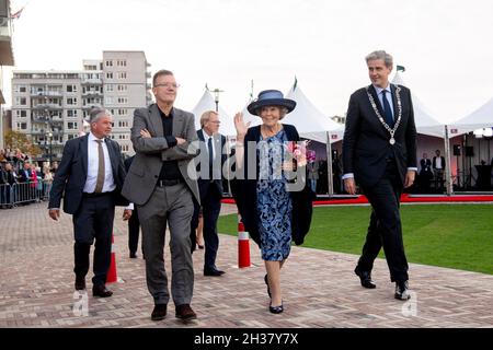Dordrecht, Niederlande, 26. Oktober 2021, Prinzessin Beatrix der Niederlande in Dordrecht, am 26. Oktober 2021, um die Prins Claus brug zu öffnen, die Fußgänger- und Fahrradbrücke über den Wantij verbindet den neuen Stadtteil Stadswerf mit dem Stadtzentrum Foto: Albert Nieboer/Niederlande OUT/Point de Vue OUT Stockfoto