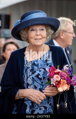 Dordrecht, Niederlande, 26. Oktober 2021, Prinzessin Beatrix der Niederlande in Dordrecht, am 26. Oktober 2021, um die Prins Claus brug zu öffnen, die Fußgänger- und Fahrradbrücke über den Wantij verbindet den neuen Stadtteil Stadswerf mit dem Stadtzentrum Foto: Albert Nieboer/Niederlande OUT/Point de Vue OUT Stockfoto