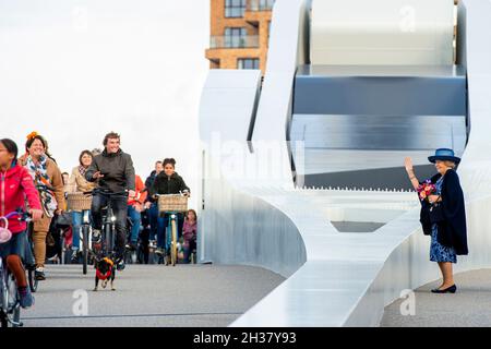 Dordrecht, Niederlande, 26. Oktober 2021, Prinzessin Beatrix der Niederlande in Dordrecht, am 26. Oktober 2021, um die Prins Claus brug zu öffnen, die Fußgänger- und Fahrradbrücke über den Wantij verbindet den neuen Stadtteil Stadswerf mit dem Stadtzentrum Foto: Albert Nieboer/Niederlande OUT/Point de Vue OUT Stockfoto