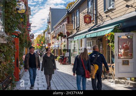 Menschen, die während der Pandemie des Covid-19 auf der Straße des Quartier du Petit Champlain spazieren gehen. Eine kleine Handelszone in Quebec City. Stockfoto