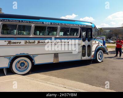 AVELLANEDA - BUENOS AIRES, ARGENTINIEN - 27. Sep 2021: Daimler Mercedes Benz 911 Bus für den öffentlichen Personenverkehr in Buenos Aires. Seitenansicht. Traditio Stockfoto