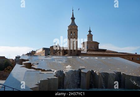 Fuente de la Hispanidad (Brunnen der Hispanicity) in Zaragoza, Spanien, mit Iglesia de San Juan de los Panetes im Hintergrund Stockfoto