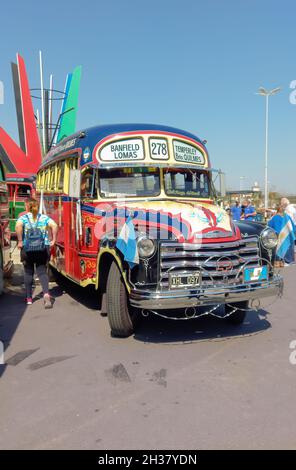 AVELLANEDA - BUENOS AIRES, ARGENTINIEN - 27. Sep 2021: Chevrolet 1947 17 Sitze Bus für den öffentlichen Personenverkehr in Buenos Aires. Traditionelles Filleteado Stockfoto