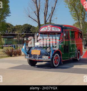 AVELLANEDA - BUENOS AIRES, ARGENTINIEN - 27. Sep 2021: Chevrolet 1942 11 Sitze Bus für den öffentlichen Personenverkehr in Buenos Aires. Traditionelles Filleteado Stockfoto