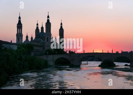 Stadtansicht von Zaragoza, Spanien mit der Kathedrale Basilika unserer Lieben Frau von der Säule, einer römisch-katholischen Kirche. Spanische Stadt am Fluss Ebro bei Sonnenuntergang Stockfoto