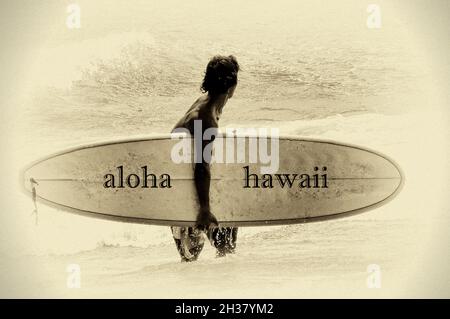 Typ mit Longboard zum Surfen steht im Meer. Altes Postkartenformat Stockfoto