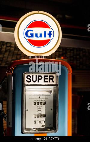 Gulf Oil Company beleuchtetes Schild in traditionellen orangen und blauen Farben auf der Tankstelle auf der Ausstellung in Baku, Aserbaidschan - 12. april 2017 Stockfoto