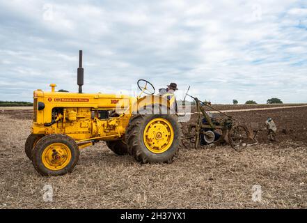 Vintage Minneapolis-Moline Traktor beim Great All England Pflügen Match, das im Oktober 2021 in Droxford, Hampshire, England, Großbritannien, stattfand Stockfoto