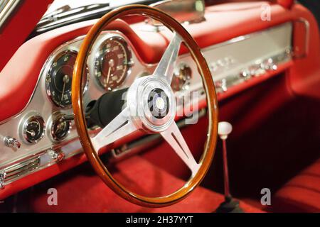 Mercedes-Benz Interieur Oldtimer auf Automobilausstellung in Baku, Aserbaidschan - april 12,2017 Stockfoto