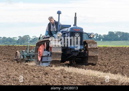 Oldtimer Fordson Haupttraktor arbeitet beim Great All England Pflügen Match, das im Oktober 2021 in Droxford, Hampshire, England, Großbritannien, stattfand Stockfoto