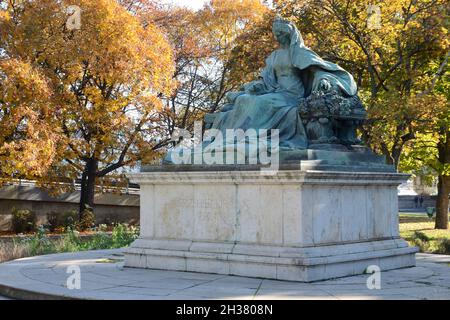 Budapest, Ungarn - 23. Oktober 2021: Die Statue der Königin Elisabeth, die den Spitznamen Sissi trägt, wurde Gyšrgy von 1932 Zala angefertigt und befindet sich im Nordwesten der Republik Elizabe Stockfoto