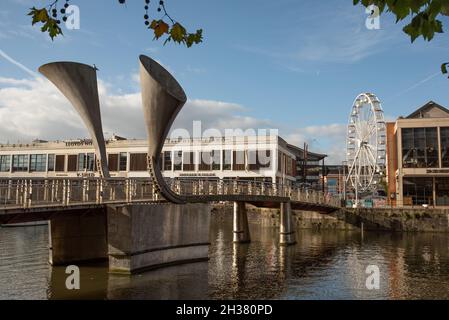 Pero's Bridge, eine Fußgängerbrücke und die Wasserscheide mit dem Bristol-Aussichtsrad in Bristol, Avon Stockfoto