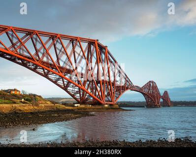Forth Rail Bridge über den Firth of Forth von North Queensferry Stockfoto