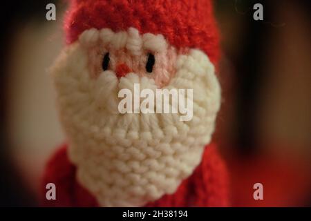 Eine Nahaufnahme einer gestrickten Weihnachtsmann-Puppe, Baumschmuck. Stockfoto