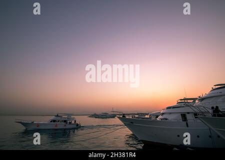 Sonnenuntergang über der Marina in Hurghada, Ägypten Stockfoto