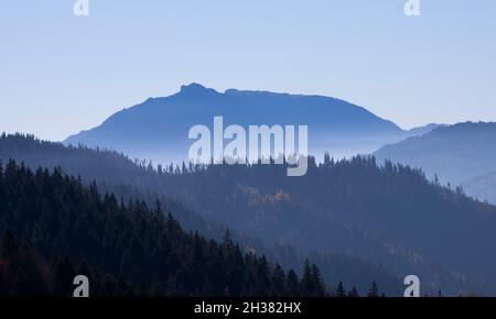Ceahlau Berg in Rumänien, Karpaten von Norden aus gesehen Stockfoto