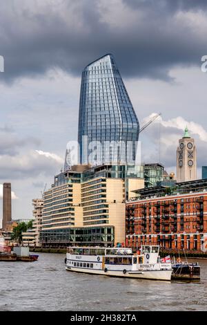 Die Themse und die ikonischen Gebäude am Flussufer, London, Großbritannien. Stockfoto