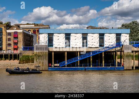 Wapping Police Boatyard and Police Boat, River Thames, London, Großbritannien. Stockfoto