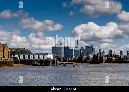 Wapping Police Boatyard mit Canary Wharf im Hintergrund, London, Großbritannien. Stockfoto