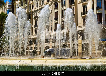 Nahansicht der Wasserläufe des Brunnens in Alicante.Spanien im Sommer.Horizontale Ansicht. Stockfoto