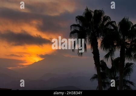 Sonnenuntergang über den Bergen im Busot-Gebiet.Spanien, Provinz Alicante.Horizontale Ansicht. Stockfoto