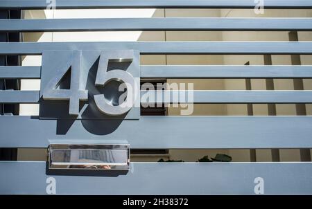 Hausnummer 45. Häuser mit Persönlichkeitskonzept Stockfoto