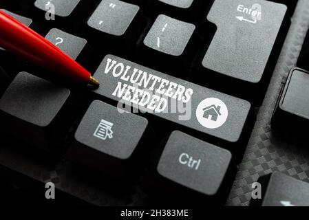 Schreiben mit Text Freiwillige benötigt. Das Geschäftskonzept braucht Arbeit oder Hilfe für die Organisation, ohne dafür bezahlt zu werden, alte Notizen erneut einzugeben und Text abzuspielen Stockfoto