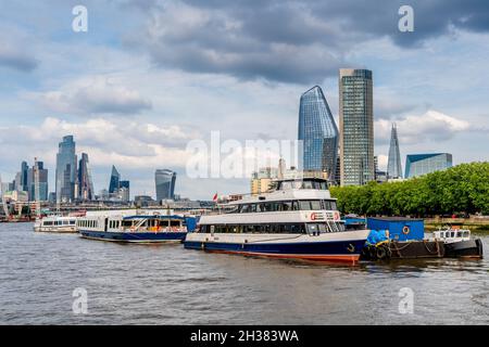 Ein Blick auf die Themse, der stromabwärts in Richtung Canary Wharf Financial District, London, Großbritannien, blickt. Stockfoto